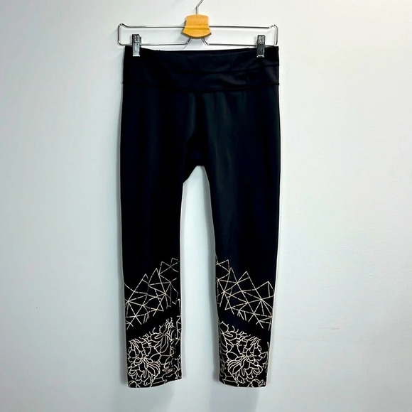 Athleta Graphic Floral Sonar Capri Black small Zip Pocket 347948-00 - Picture 2 of 6